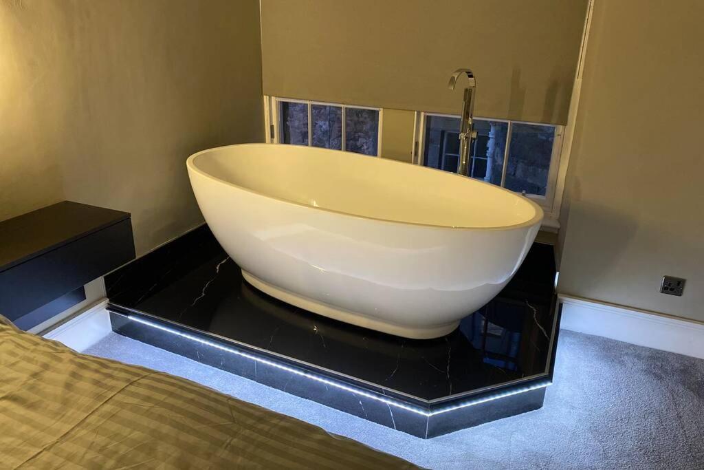 Luxury Royal Mile Boutique 2Bedroom Apartment Edinburgh Dış mekan fotoğraf